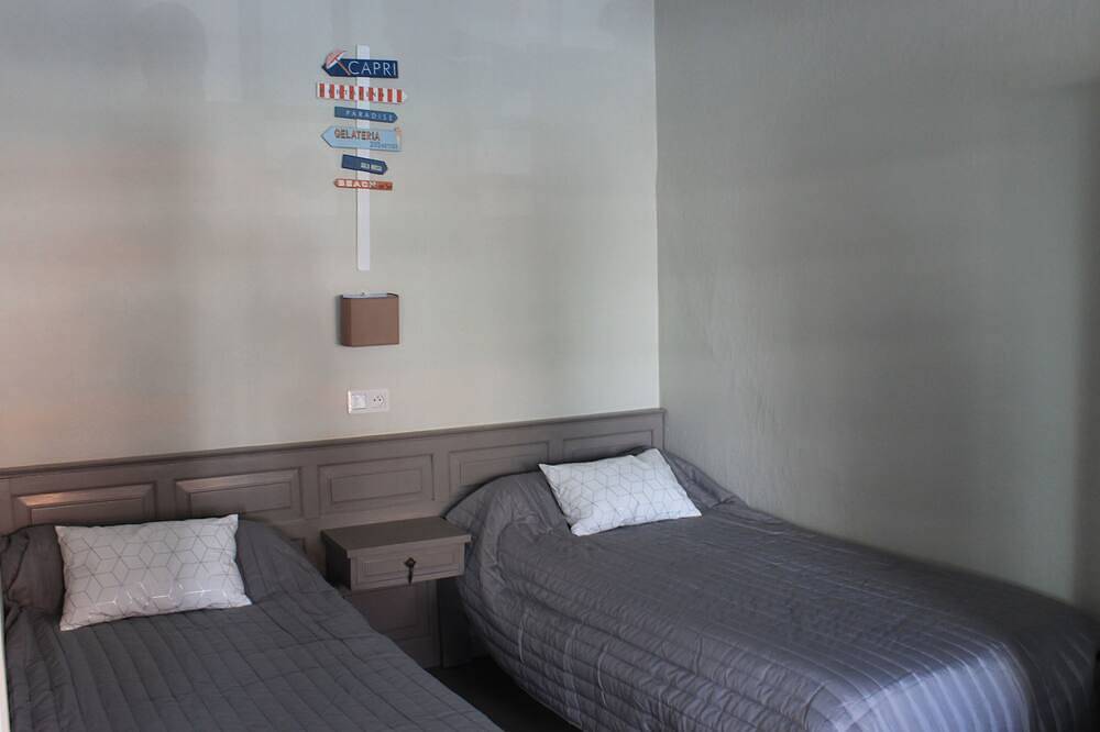 Ganze Wohnung, Newly renovated apartment, located 50 meters from the sea, with swimming pool. in Sant Adrià de Besòs, Barcelonès