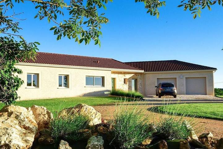 Location de vacances pour 10 personnes, avec jardin et terrasse à Doissat