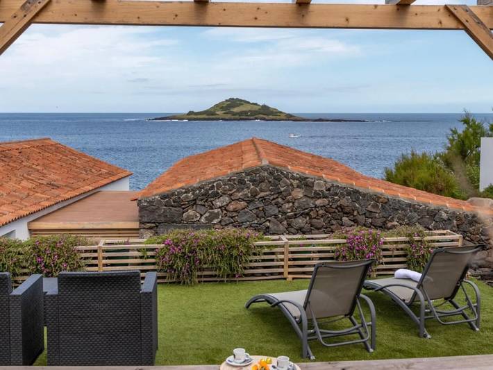 Ferienhaus 'Branca' mit Meerblick, gemeinsamer Terrasse und WLAN in Praia (São Mateus), Insel Graciosa