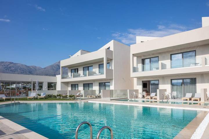 Hôtel pour 3 personnes, avec piscine ainsi que vue et balcon
