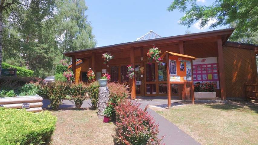 Parc de vacances pour 4 personnes, avec jardin ainsi que vue et piscine en Auvergne - 3