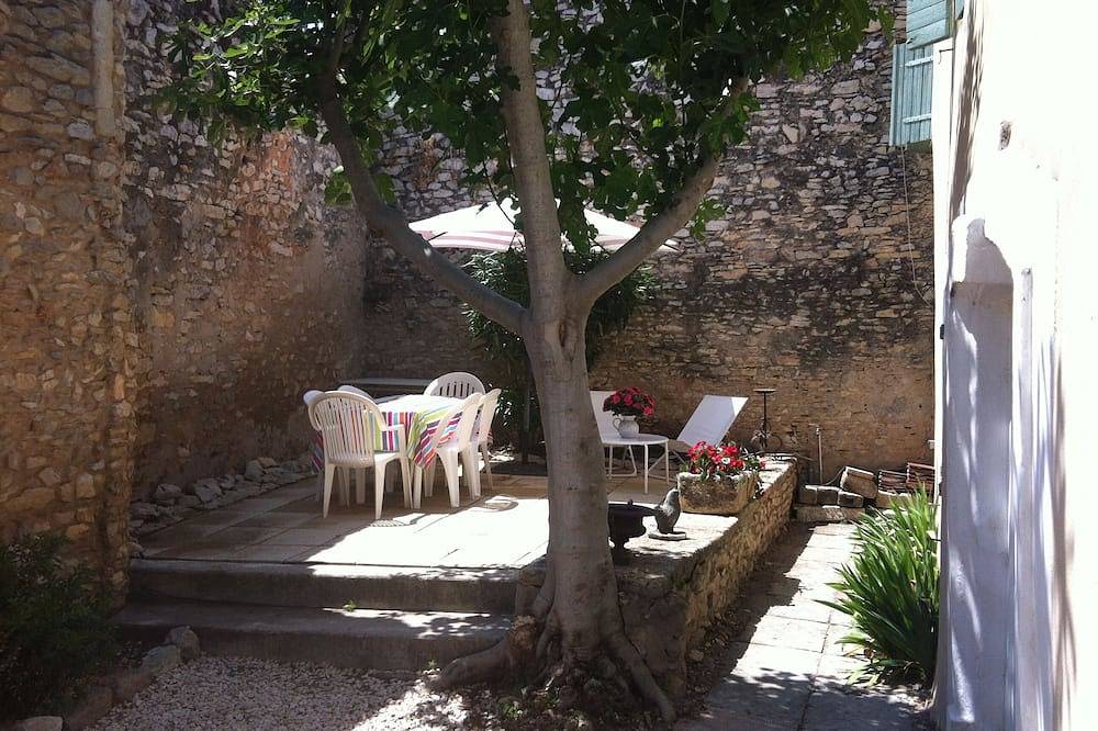 Charming house in Provencal village 10mn Nimes in Poulx, Region de Nimes