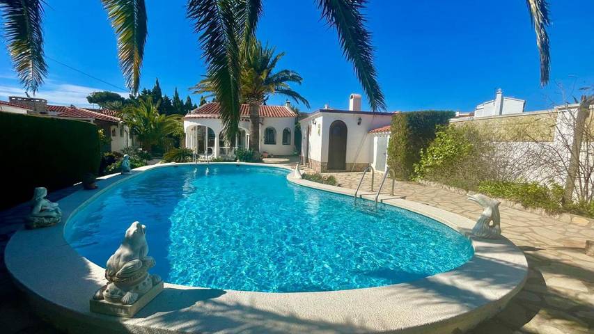 Chalet para 6 personas, con piscina además de jardín y terraza en Baix Camp - 4