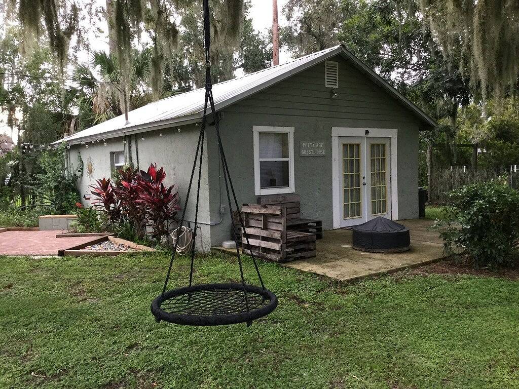 Mcrobinstone Lakehouse - perfekter Kurzurlaub in der Mitte des Jahrhunderts am verschlafenen Lake Pierce in Lake Pierce, Zentral Florida