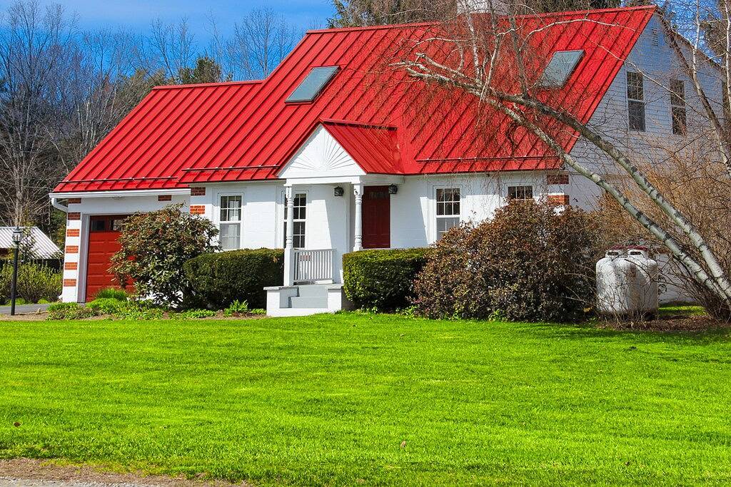 Updated Cape home with Wifi, W/D, full kitchen & clawfoot tub in Gilford, Lake Winnipesaukee