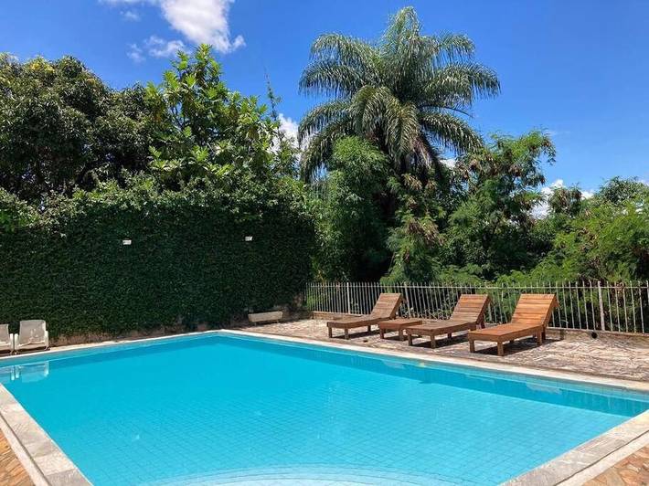 Casas e apartamentos de temporada para 14 pessoas, com vista e jardim e ainda terraço and piscina, com animais de estimação em Betim