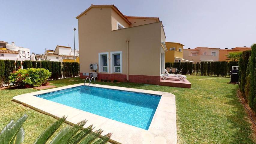 Bungalow para 6 personas, con piscina además de terraza y jardín, Se admiten mascotas en Oliva