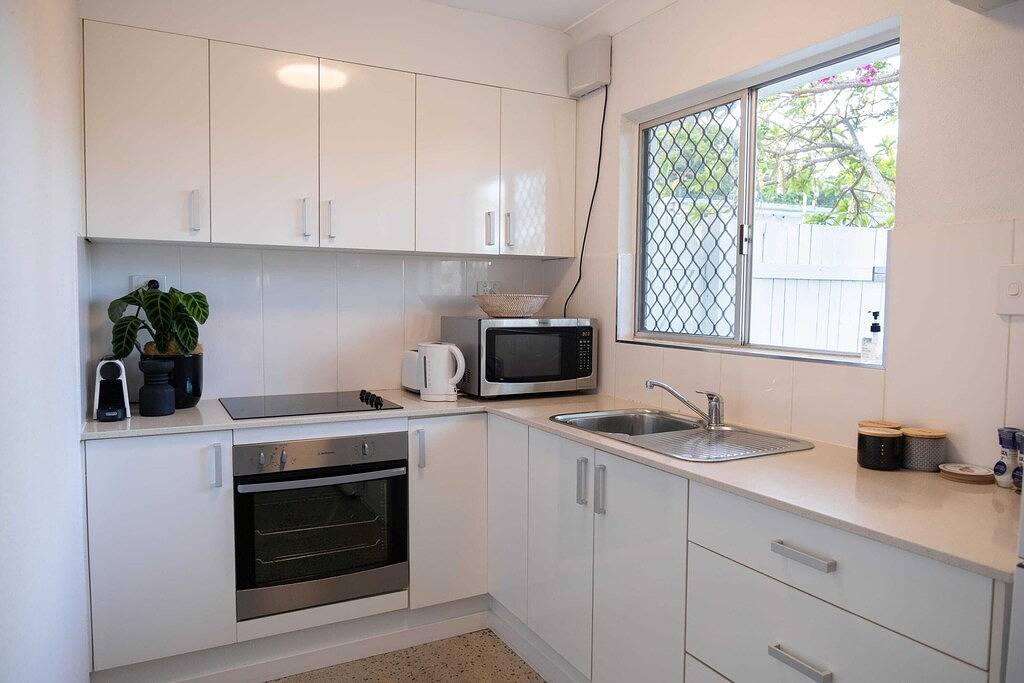 Ganze Wohnung, Tropicana Courtyard - Stylish Tropical Retreat with Private Courtyard & Prime Location in Cairns, Far North Queensland