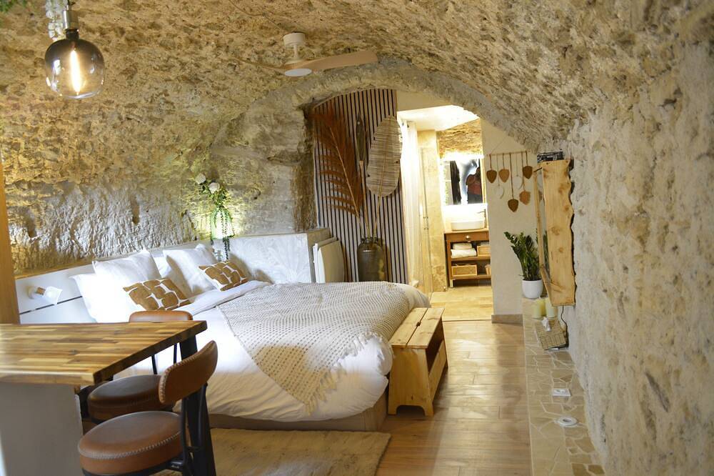 Entire apartment, La Bulle, an authentic and romantic spa in Biot, Cannes region