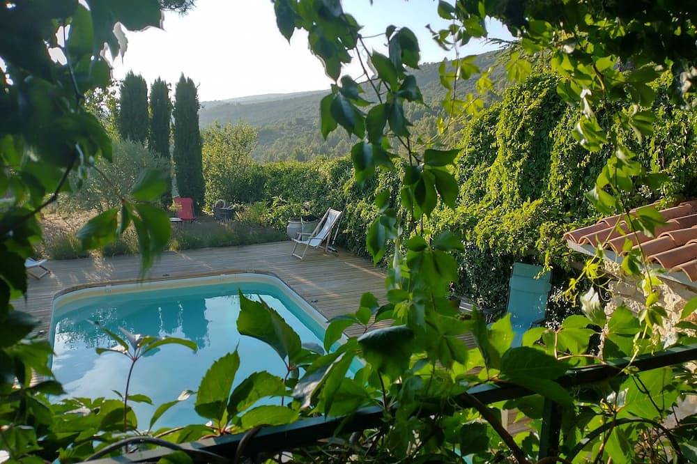 Large character house with private pool, View of the hills in Rustrel, Regionaler Naturpark Luberon