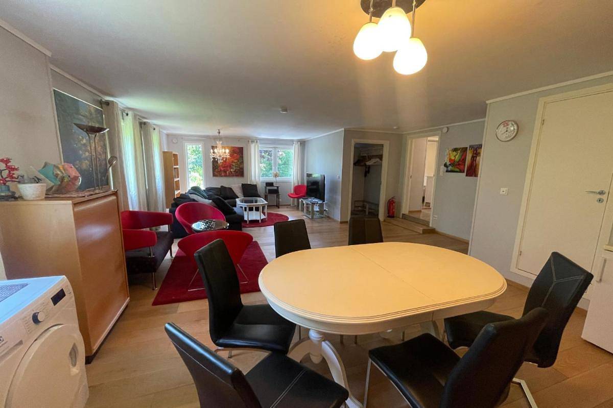 Ganze Wohnung, Spacious apartment with 4 bedrooms in Grimstad