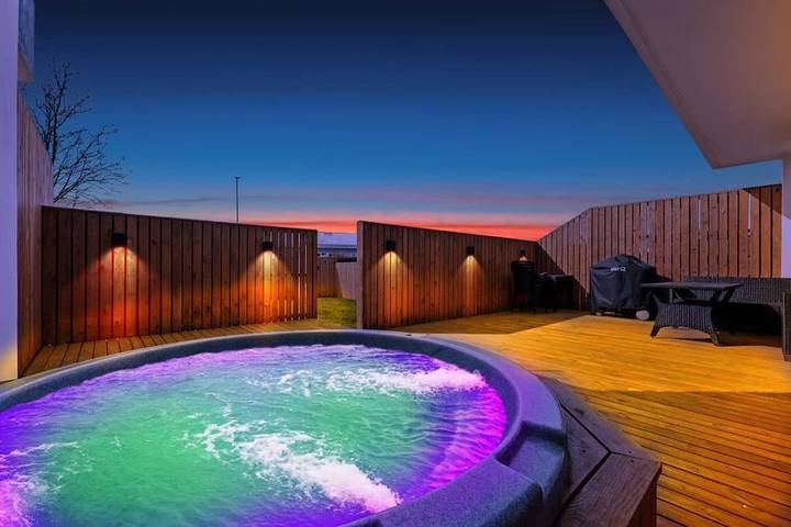 Location de vacances pour 9 personnes, avec jacuzzi et terrasse à Mosfellsbær