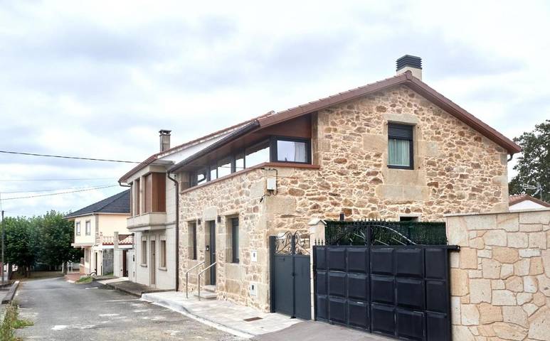 Location de vacances pour 8 personnes, avec Terrasse ainsi que Jardin et Vue à Noia