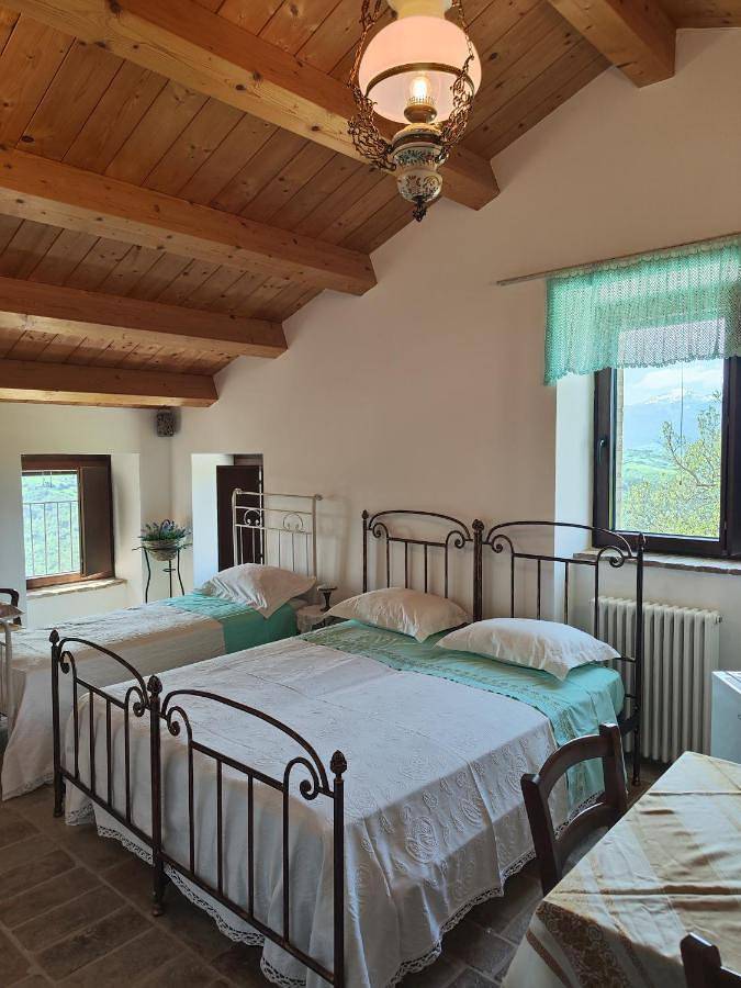 Agriturismo per 3 persone, con Balcone e Terrazza nonché Giardino e Piscina a Penna San Giovanni