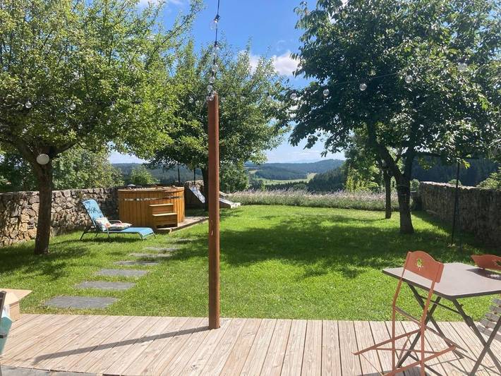 Location de vacances pour 6 personnes, avec terrasse ainsi que jacuzzi et sauna à Allègre - 4