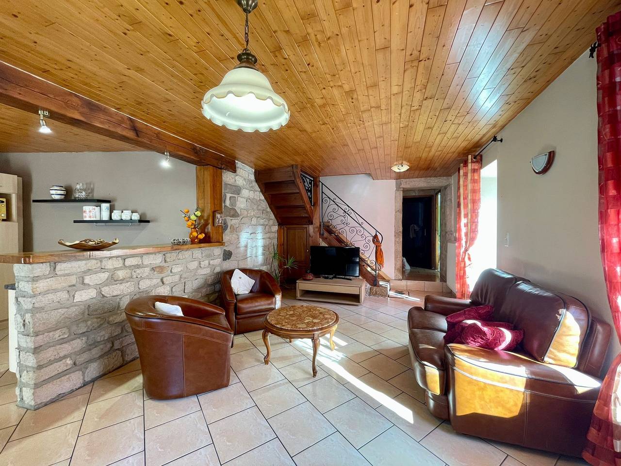 Gîte chaleureux avec cheminée près du Puy-en-Velay, idéal pour familles et séjours professionnels in Saint-Germain-Laprade, Haute-Loire
