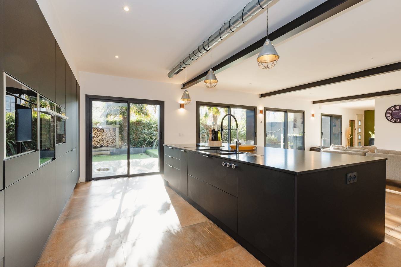 Le Loft Black & Wood - Piscine privé et grande terrasse à 20 min de Rennes in Pacé, Région de Rennes