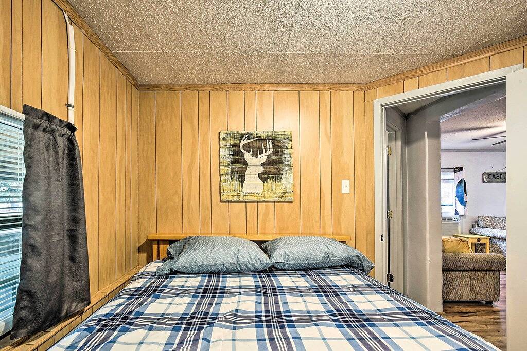 'Cabana Luna' Cabin w/ Deck, Swing & Fire Pit! in Uvalde County