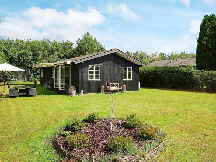 Ferieudlejning for 7 personer, med have og terrasse, børnevenlig i Kirke Hyllinge