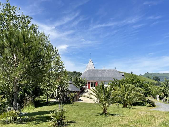 Gîte pour 4 personnes, avec Jacuzzi et Terrasse ainsi que Jardin et Piscine