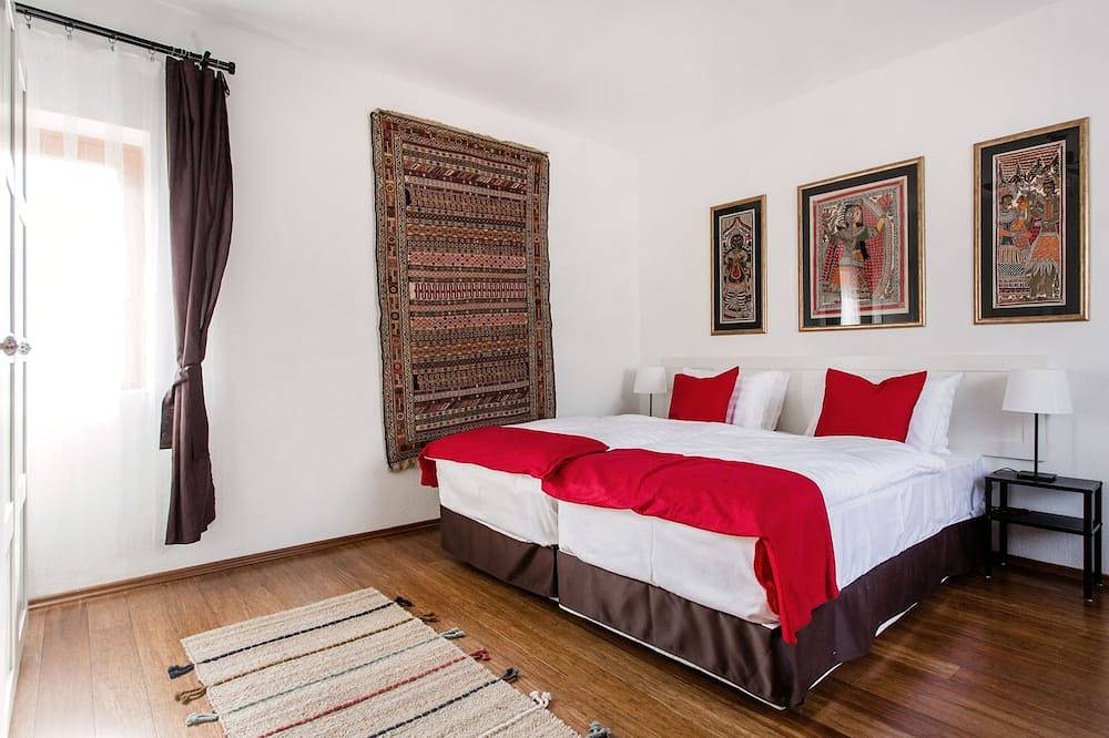 Entire apartment, Cecile's Cosy, downtown aptmnt on gastro street 3 minutes to the Central Market in Budapest, Central Hungary