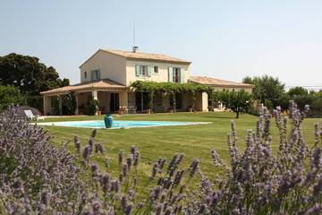 Location de vacances pour 6 personnes, avec jardin et terrasse à Estézargues