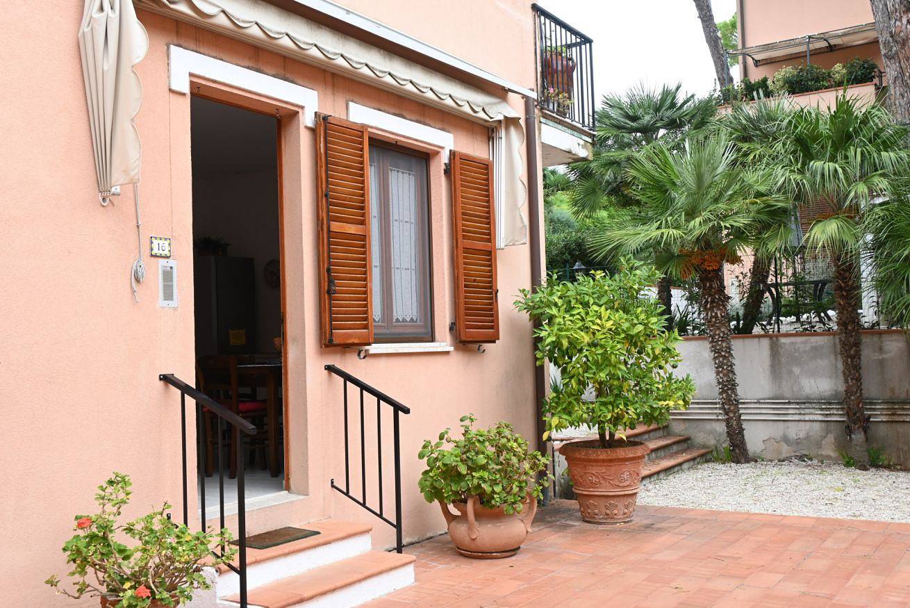 Apartamento entero, N080 - Numana, two-room apartment with terrace in the center in Sirolo, Riviera del Conero