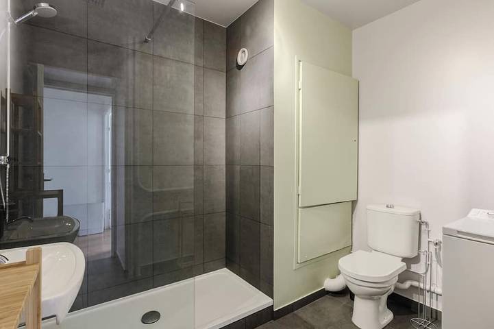 Ganze Wohnung, Bright studio near Metro Line 3 and shops in Bagnolet, Seine-Saint-Denis