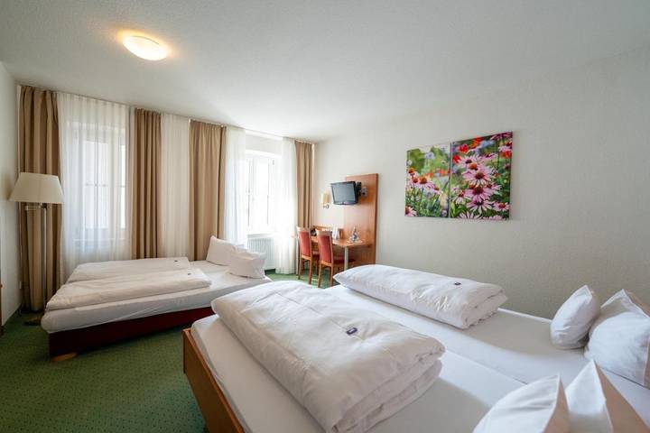 Hotel für 4 Personen, mit Terrasse und Ausblick in Lauchheim