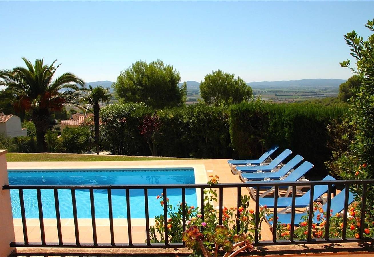"Villa Urgell" con piscina, Wi-Fi, terraza y jardín in Urbanització Torre Vella, Torroella de Montgrí