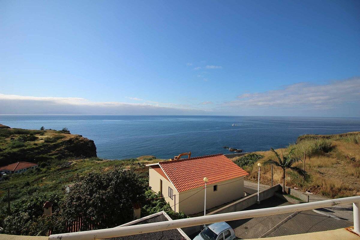 Ganze Wohnung, Portinho Ii-Modern apt with balcony facing the sea in Caniço, Madeira