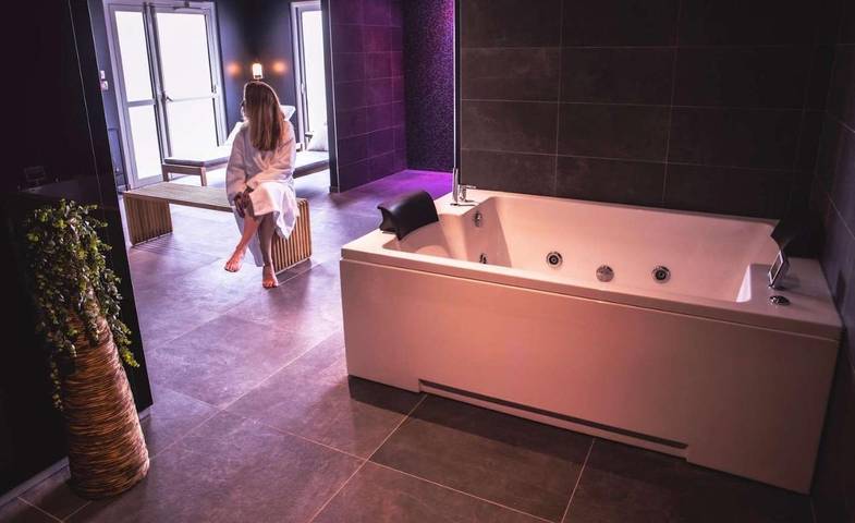 Hôtel pour 2 personnes, avec jacuzzi ainsi que sauna et terrasse