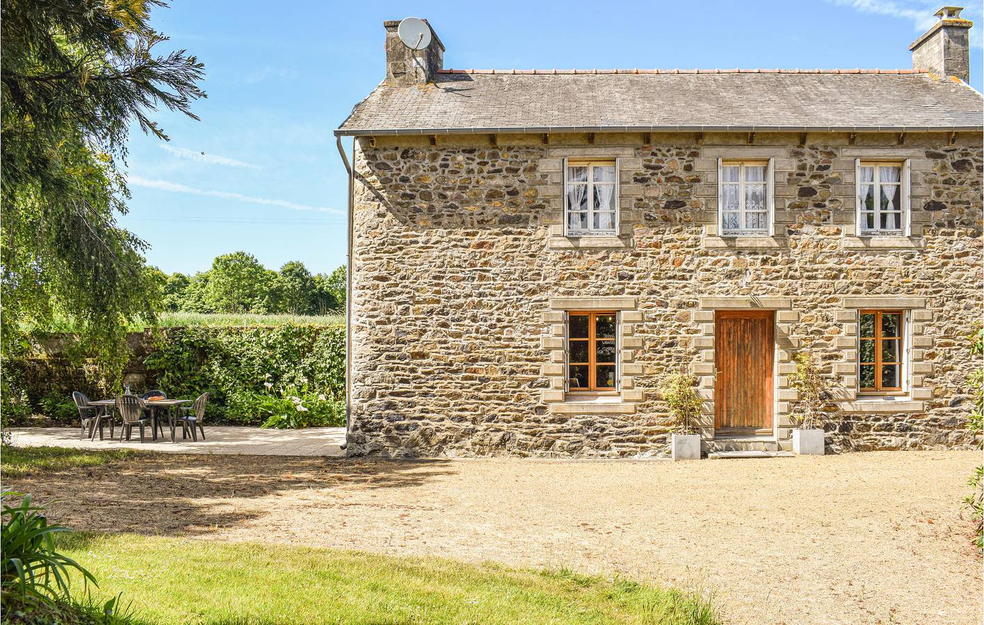 Appartement de jardin avec parking et TV - Lanleff 2.5km in Quemper-Guézennec, Région de Guingamp