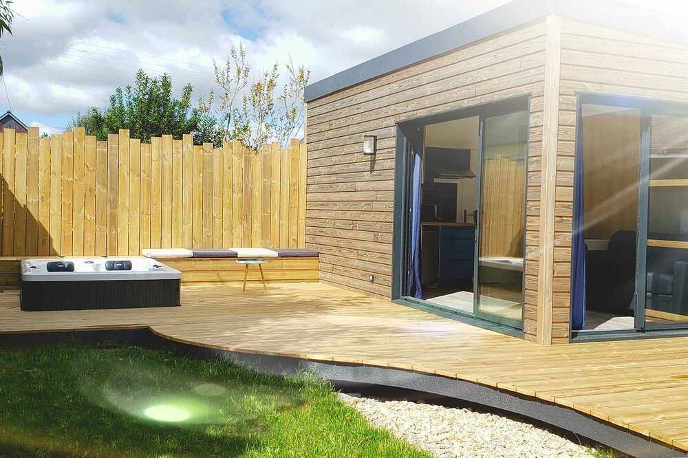 Entire apartment, Garden studio with private Jacuzzi all year round! in Hennebont, Côte des Mégalithes