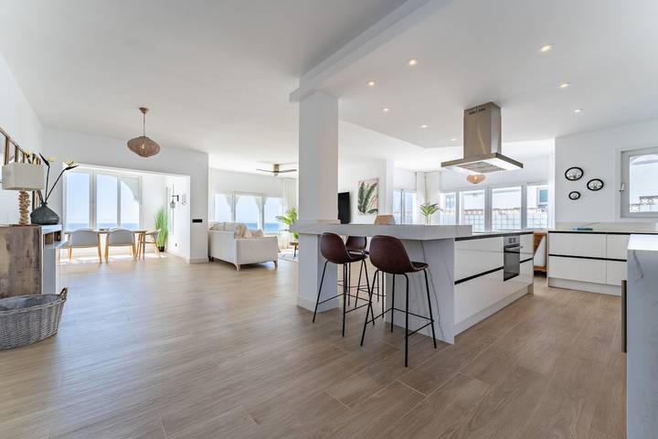 Ganze Wohnung, Apartment 219 – Direkt am Strand, luxuriös, 2 Schlafzimmer, Pool, Terrasse in La Cala de Mijas, Mijas