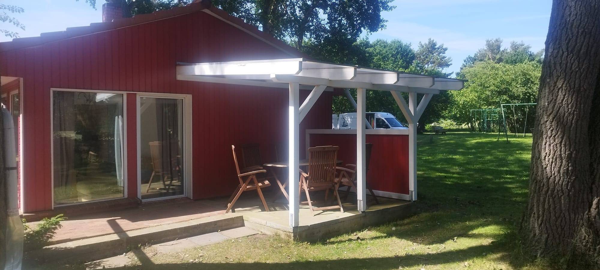 Ferienhaus 'Rotes Haus' mit privater Terrasse, Garten und Wlan in Suhrendorf, Ummanz