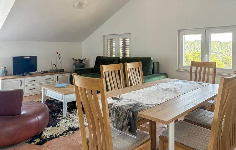 Ganze Ferienwohnung, Modernes 2-Zimmer-Apartment mit Pool, WLAN und Terrasse in der Nähe der Küste von Grohote in Šolta (Split-Dalmatien), Rogac