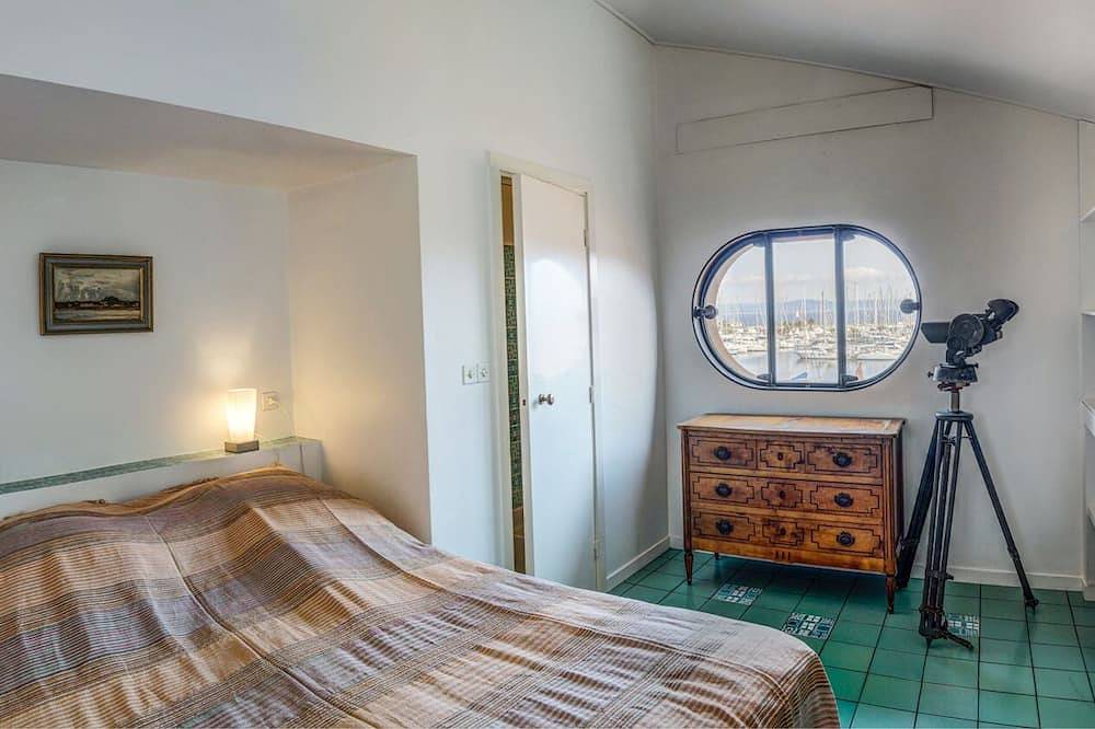 Appartamento intero, Porquerolles island, large architect-designed apartment overlooking the sea. in Hyeres, Porquerolles