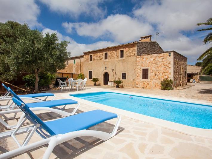 Ferienhaus für 4 Personen, mit Terrasse und Garten sowie Pool in Es Llombards