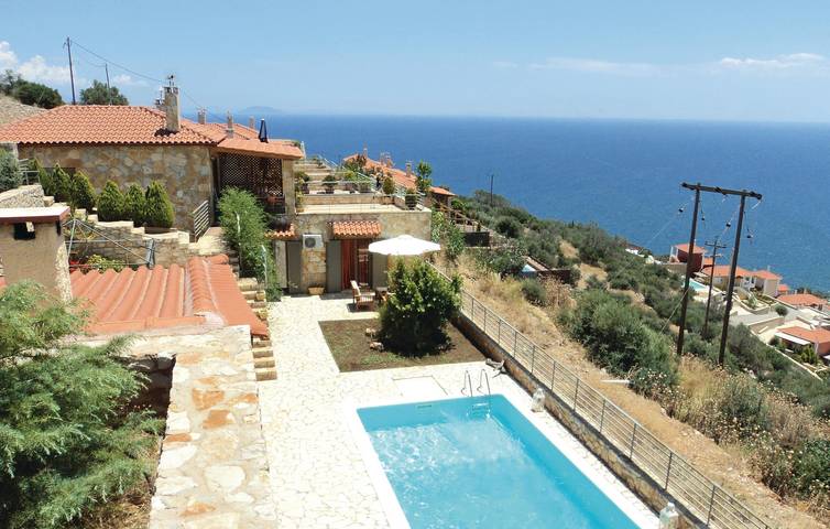 Ferienhaus für 9 Personen, mit Terrasse und Garten sowie Pool - 1