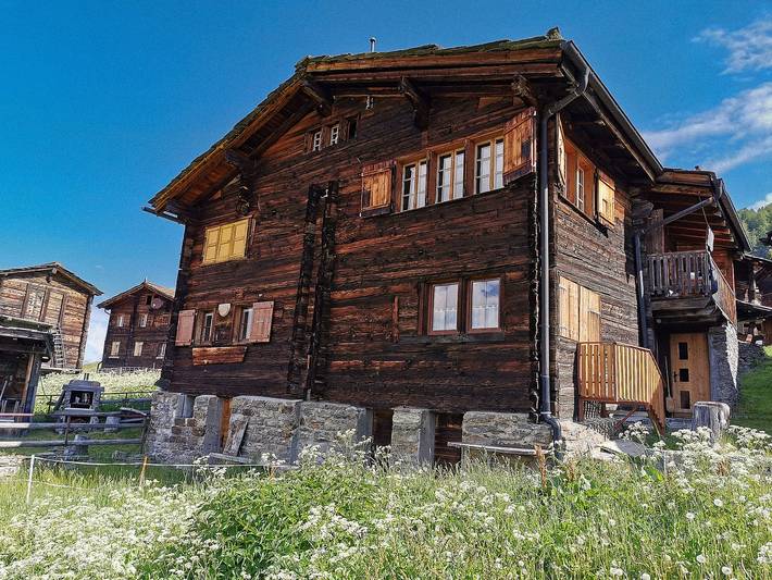 Ganze Ferienwohnung, Heimelige Wohnung in einem Walliser Haus in Staldenried, Walliser Alpen
