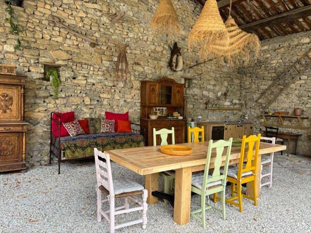Location de vacances pour 3 personnes, avec vue ainsi que piscine et jardin à Vézénobres - 4