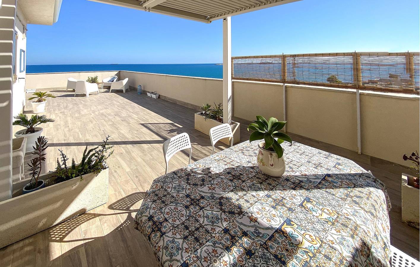 Apartamento vacacional entero, Apartamento con vistas al mar, terraza y WiFi cerca de la playa de Maganuco in Pozzallo, Provincia de Ragusa