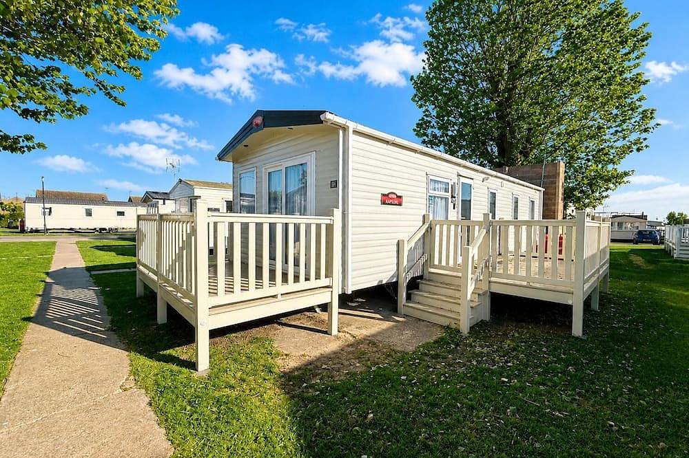 8 berth caravan for hire near Clacton-on-Sea in Essex in Clacton-on-Sea, Essex