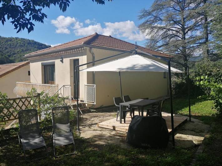 Gîte pour 4 personnes, avec Balcon et Terrasse ainsi que Jardin et Vue à Vals-les-Bains