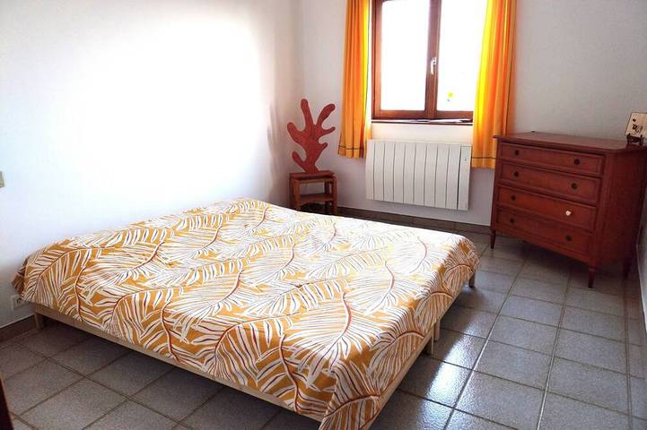 Ganze Wohnung, Garden apartment in country villa, swimming pool, 5 minutes from village. in Roquefort-les-Pins, Mittelmeerküste (Frankreich)