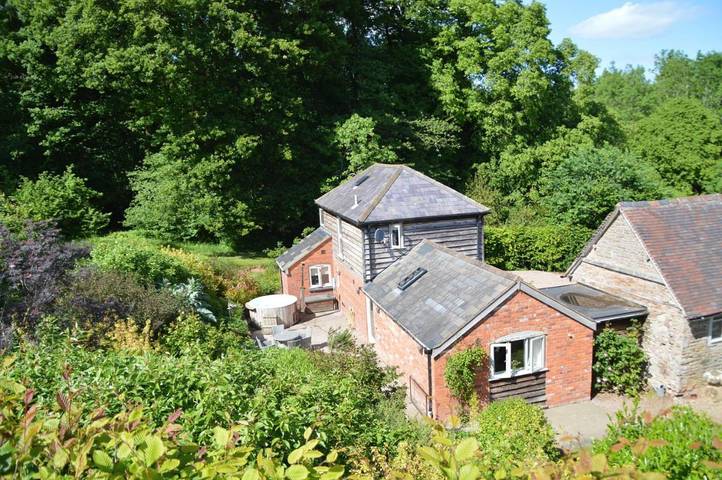 Vacation rental for 4 people, with Hot tub in Hanley