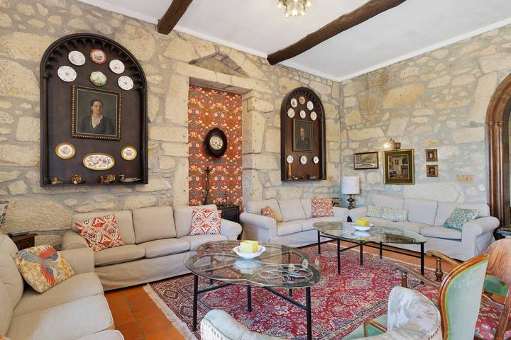 Villa 'Castelo De Portuzelo' with River Views, Private Pool and Wi-Fi in Santa Marta de Portuzelo, Viana do Castelo District