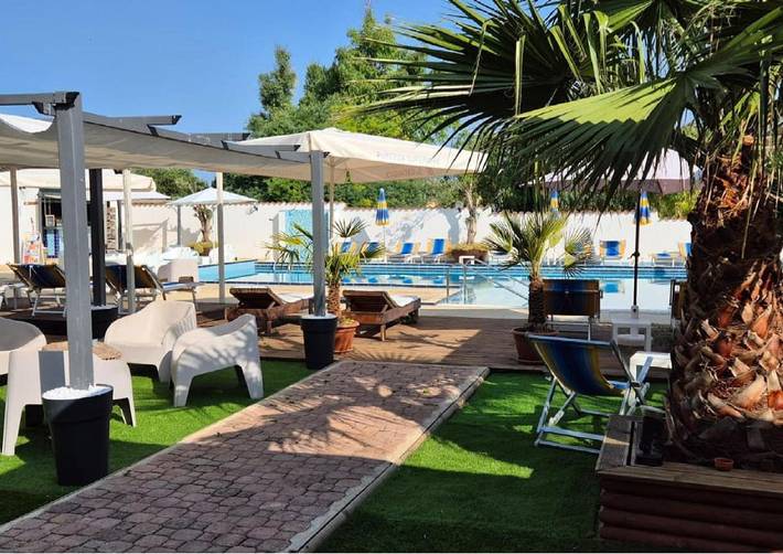 Gîte pour 5 personnes, avec Balcon et Terrasse ainsi que Jardin et Piscine dans Palmadula