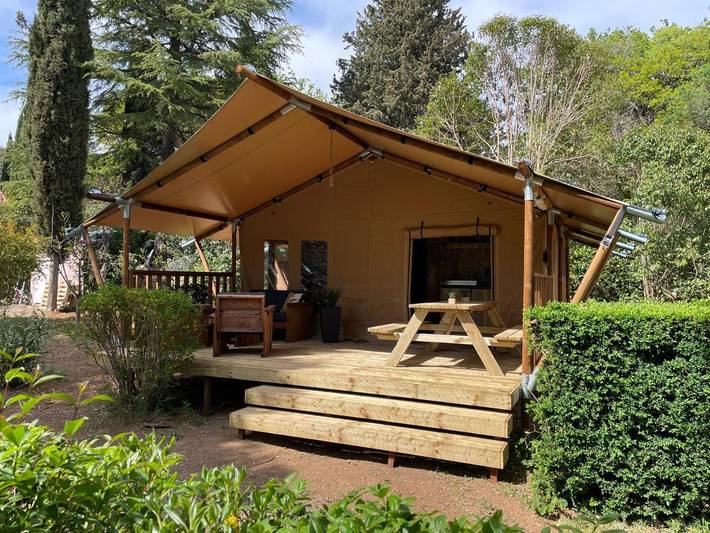 Tente pour 4 personnes, avec jardin ainsi que vue et piscine